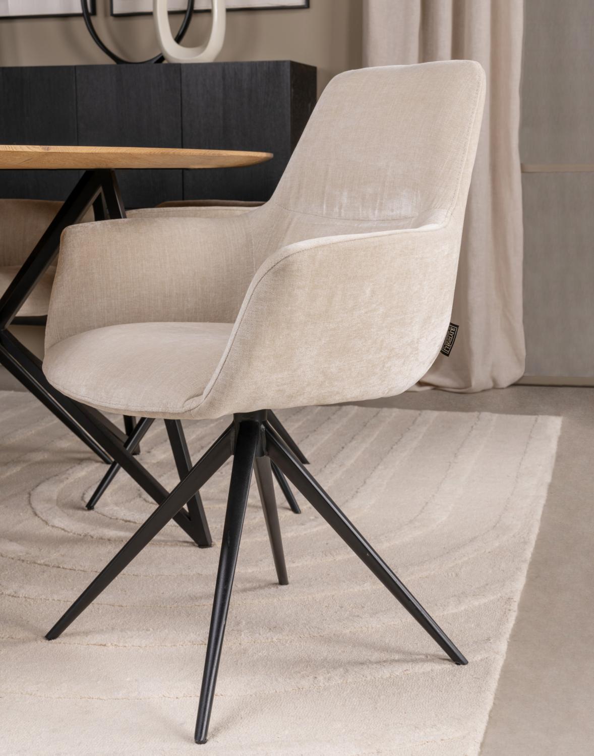 Wygodny szary fotel na czarnych nogach w salonie meblowym w Rzeszowie